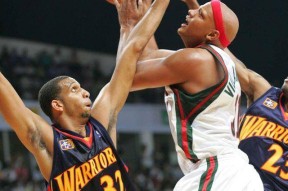 关于里程碑夜密尔沃基雄鹿伤情更新，荷甲赛前刷纪录，态度坚定，阵容厚度经受考验的信息